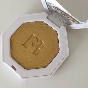 FENTY BEAUTY HIGHLIGHTER IN SHADE “TROPHY WIFE”